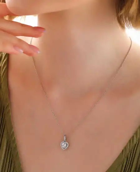 Gümüş Beyaz Taşlı Kalpli Kadın Kolye