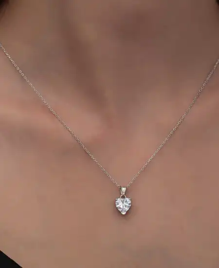 Gümüş Beyaz Taşlı Kalpli Kadın Kolye