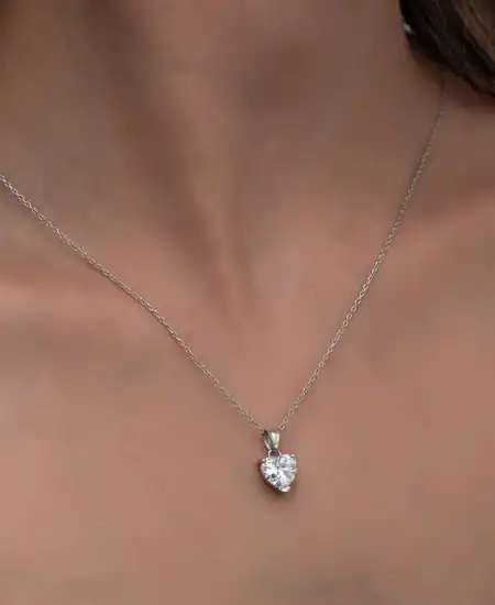 Gümüş Beyaz Taşlı Kalpli Kadın Kolye