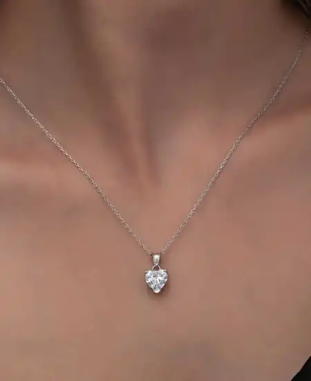 Gümüş Beyaz Taşlı Kalpli Kadın Kolye