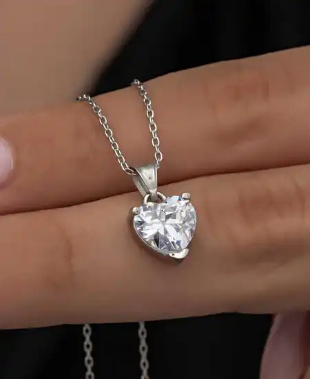 Gümüş Beyaz Taşlı Kalpli Kadın Kolye