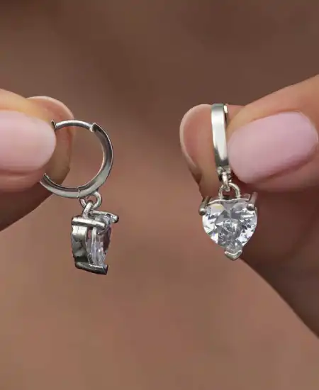 Gümüş Beyaz Taşlı Kalpli Kadın Küpe