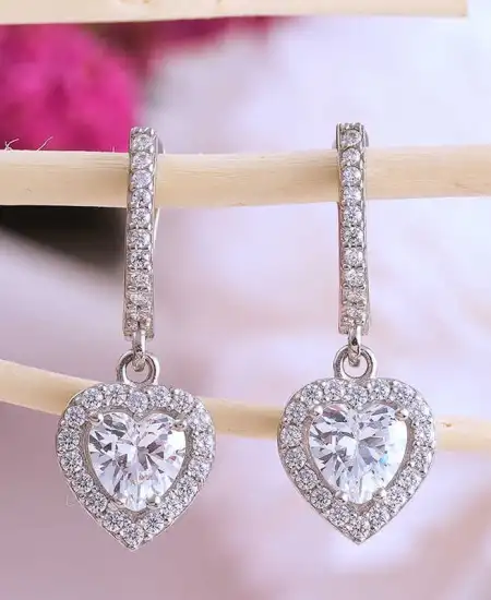 Gümüş Beyaz Taşlı Kalpli Kadın Küpe