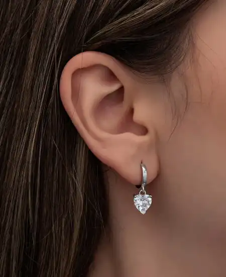 Gümüş Beyaz Taşlı Kalpli Kadın Küpe