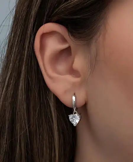 Gümüş Beyaz Taşlı Kalpli Kadın Küpe