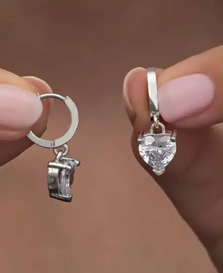 Gümüş Beyaz Taşlı Kalpli Kadın Küpe