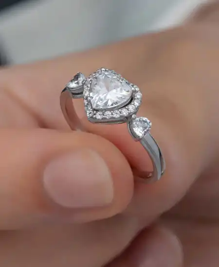 Gümüş Beyaz Taşlı Kalpli Kadın Yüzük