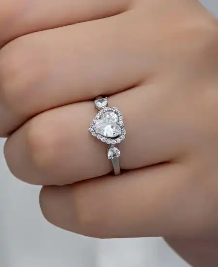 Gümüş Beyaz Taşlı Kalpli Kadın Yüzük