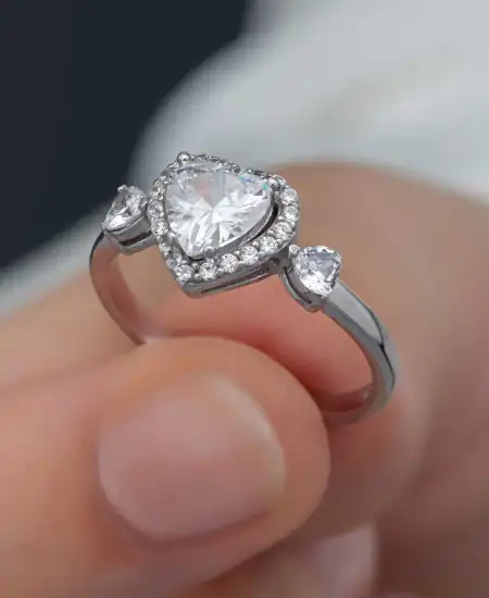 Gümüş Beyaz Taşlı Kalpli Kadın Yüzük