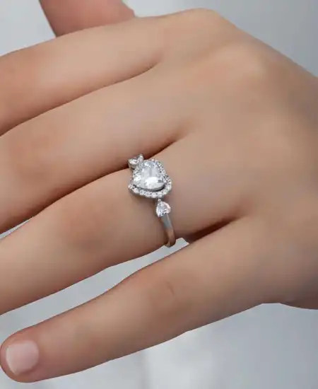 Gümüş Beyaz Taşlı Kalpli Kadın Yüzük