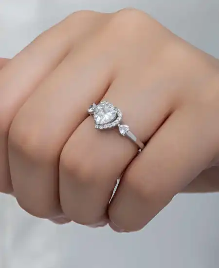 Gümüş Beyaz Taşlı Kalpli Kadın Yüzük