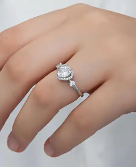 Gümüş Beyaz Taşlı Kalpli Kadın Yüzük