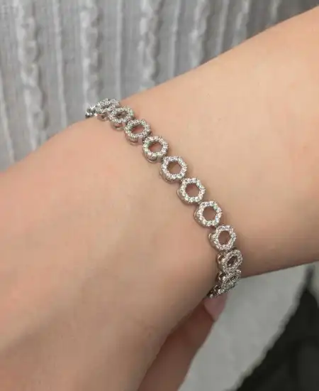 Gümüş Çember Beyaz Taşlı Su Yolu Kadın Bileklik