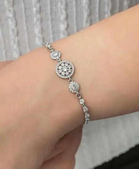 Gümüş Çember Beyaz Taşlı Su Yolu Kadın Bileklik