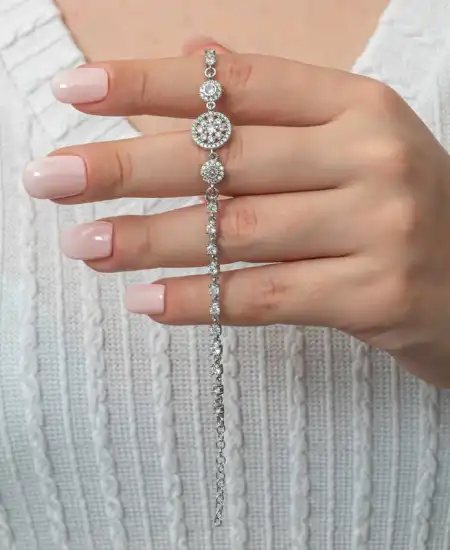 Gümüş Çember Beyaz Taşlı Su Yolu Kadın Bileklik