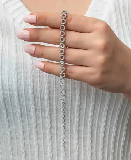 Gümüş Çember Beyaz Taşlı Su Yolu Kadın Bileklik