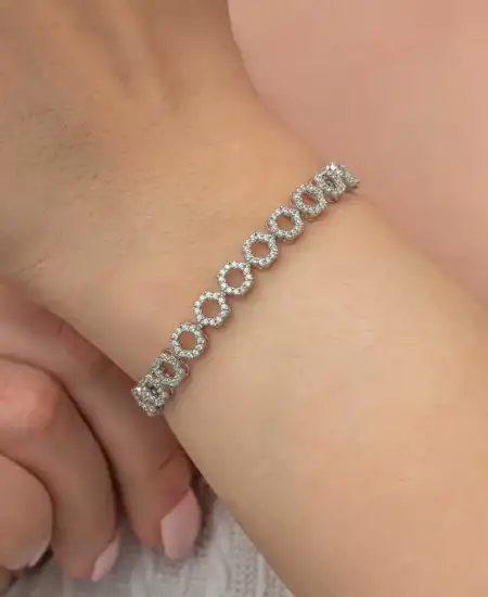 Gümüş Çember Beyaz Taşlı Su Yolu Kadın Bileklik