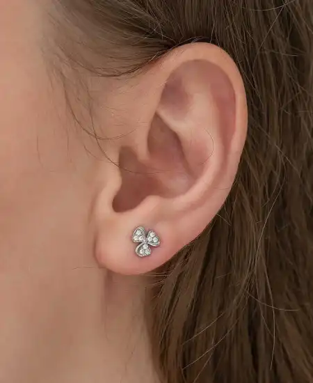 Gümüş Çiçek Çivili Bayan Küpe