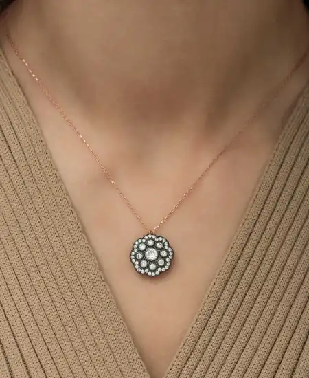 Gümüş Çiçek Desenli Elmas Montür Kolye