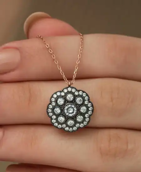 Gümüş Çiçek Desenli Elmas Montür Kolye