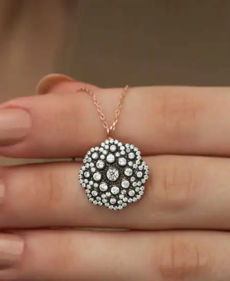Gümüş Çiçek Desenli Elmas Montür Kolye