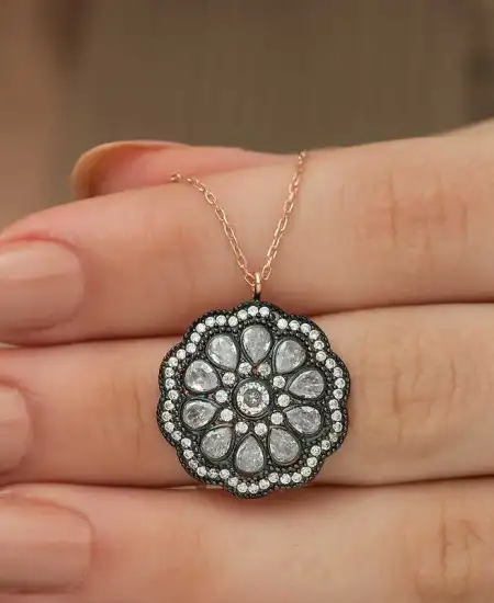 Gümüş Çiçek Desenli Elmas Montür Kolye