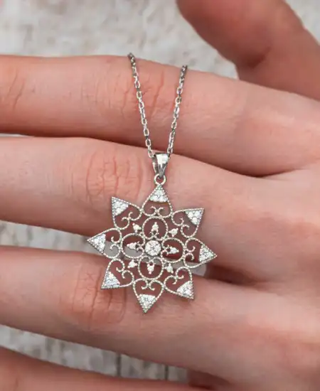 Gümüş Çiçek Desenli Kadın Kolye