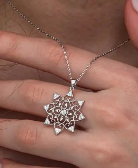 Gümüş Çiçek Desenli Kadın Kolye