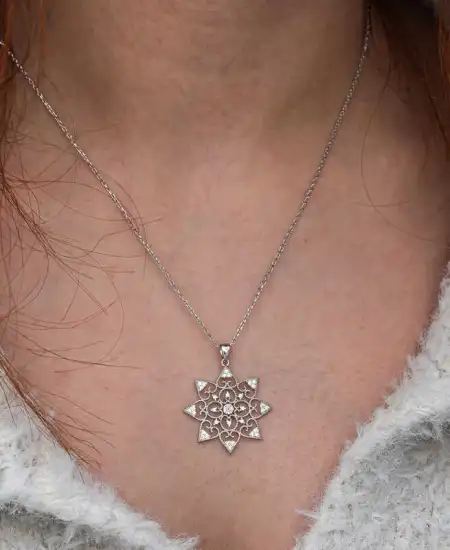 Gümüş Çiçek Desenli Kadın Kolye