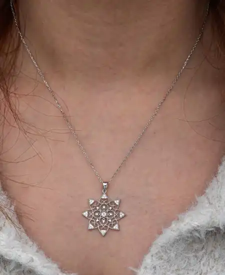 Gümüş Çiçek Desenli Kadın Kolye