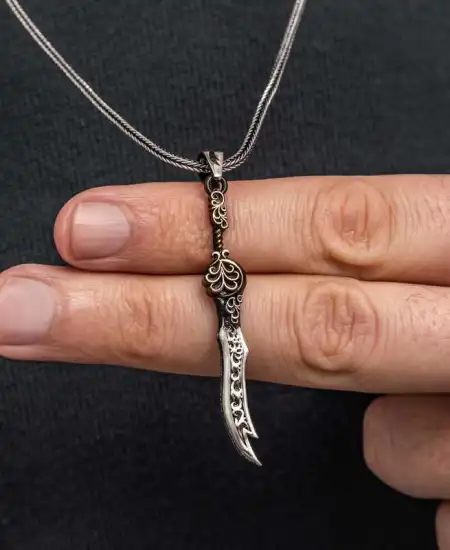 Gümüş Desenli Zülfikar Kılıcı Erkek Kolye