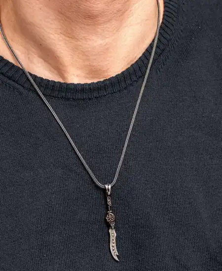 Gümüş Desenli Zülfikar Kılıcı Erkek Kolye