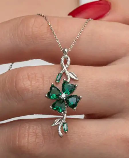 Gümüş Dönen Yeşil Yonca Kadın Kolye