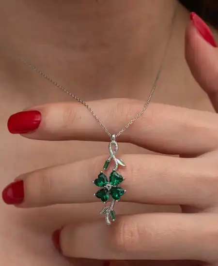 Gümüş Dönen Yeşil Yonca Kadın Kolye