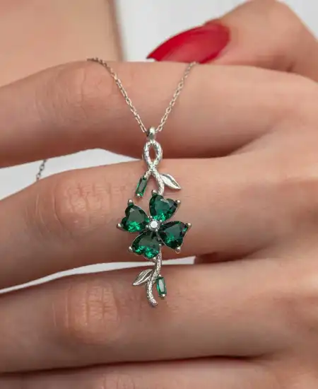 Gümüş Dönen Yeşil Yonca Kadın Kolye