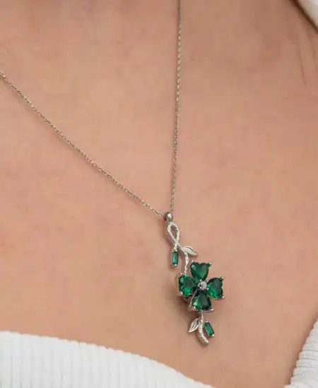 Gümüş Dönen Yeşil Yonca Kadın Kolye