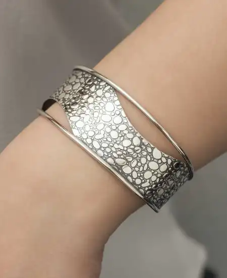 Gümüş Eskitme Desenli Bayan Bilezik