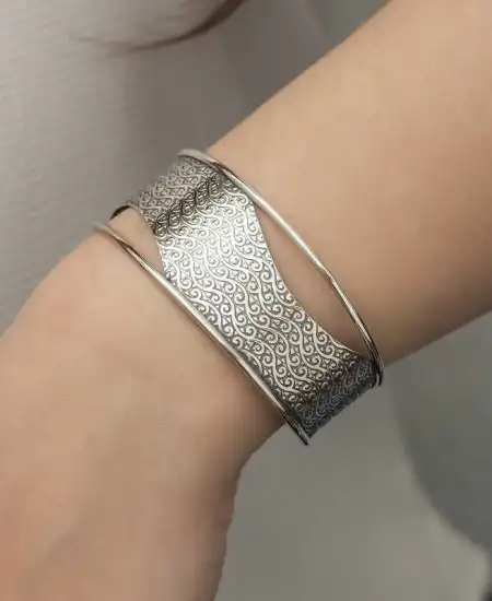 Gümüş Eskitme Desenli Bayan Bilezik