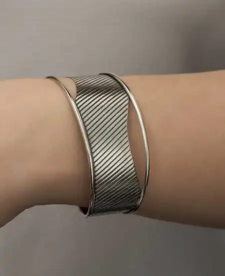 Gümüş Eskitme Desenli Bayan Bilezik