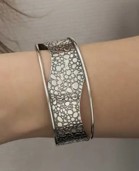Gümüş Eskitme Desenli Bayan Bilezik