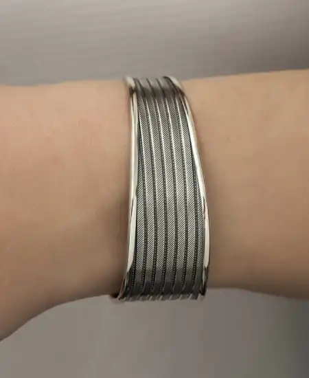 Gümüş Eskitme Desenli Bayan Bilezik