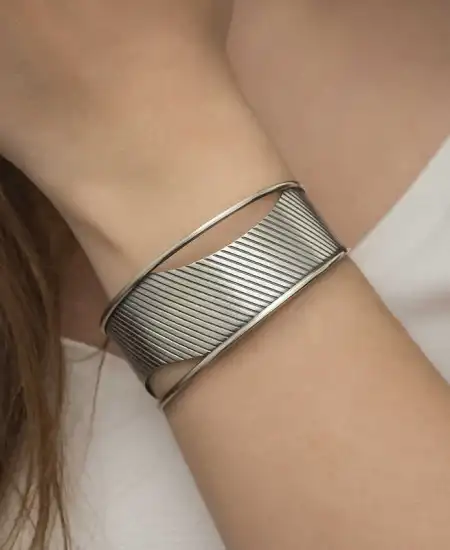 Gümüş Eskitme Desenli Bayan Bilezik