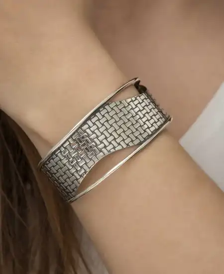 Gümüş Eskitme Desenli Bayan Bilezik