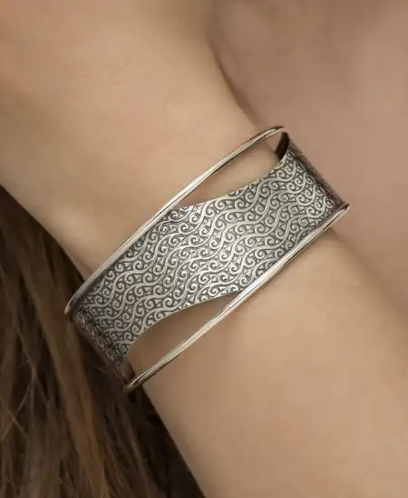 Gümüş Eskitme Desenli Bayan Bilezik