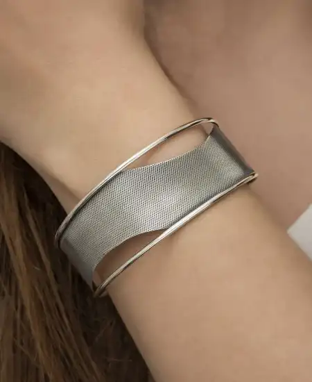 Gümüş Eskitme Desenli Bayan Bilezik