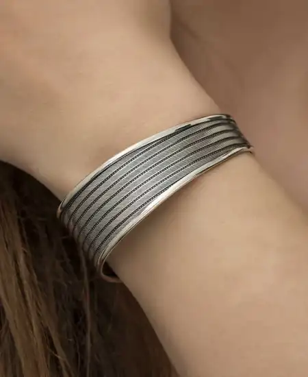 Gümüş Eskitme Desenli Bayan Bilezik