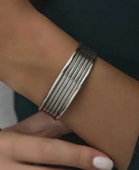 Gümüş Eskitme Desenli Kadın Bilezik