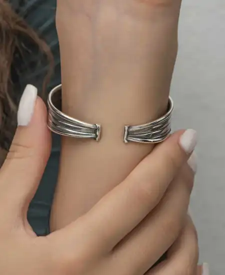 Gümüş Eskitme Desenli Kadın Bilezik