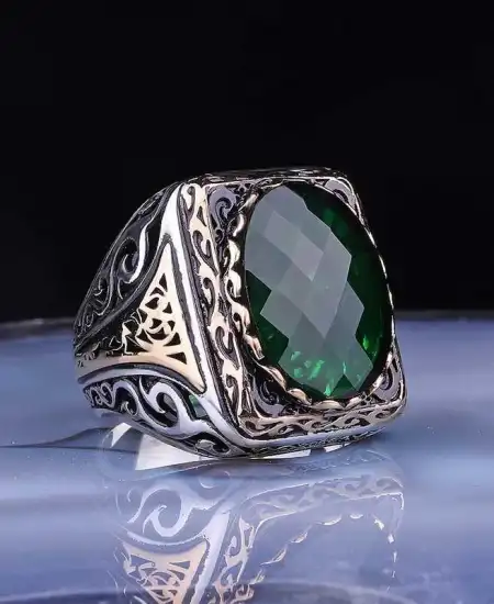 Gümüş Fasetli Yeşil Taşlı Kare Erkek Yüzük