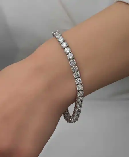 Gümüş Işıklı Kutulu 4 Mm Beyaz Taşlı Su Yolu Kadın Bileklik